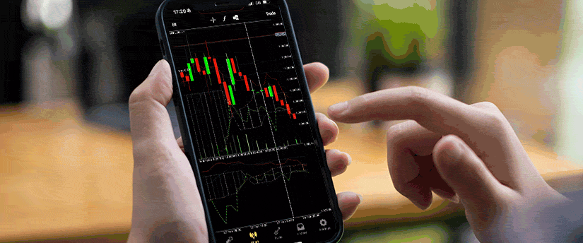 Dispositivo com plataformas de negociação forex e de acções apresentadas, mostrando tabelas, gráficos e tendências de mercado para uma tomada de decisões informada.