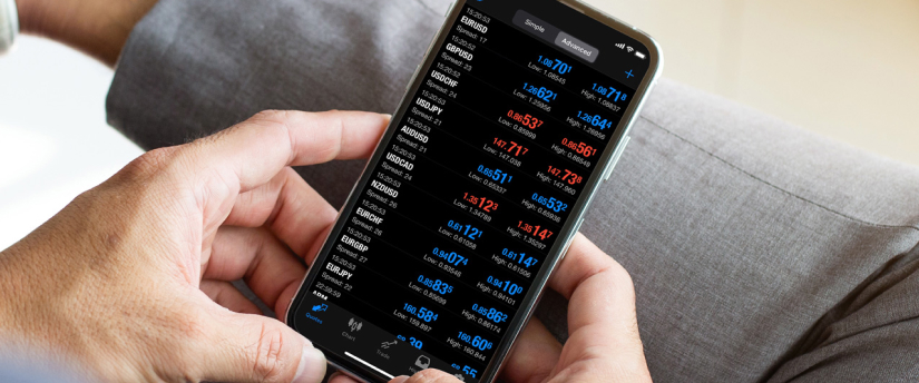 주식 시장 거래 데이터와 차트를 확인하기 위해 모바일폰을 사용하는 사람