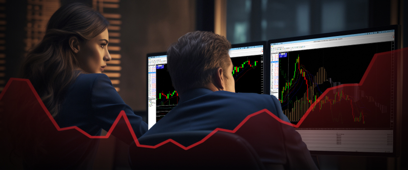 Deux personnes à un bureau, concentrées sur un écran d’ordinateur affichant une courbe de tendance à la hausse dans un contexte professionnel.